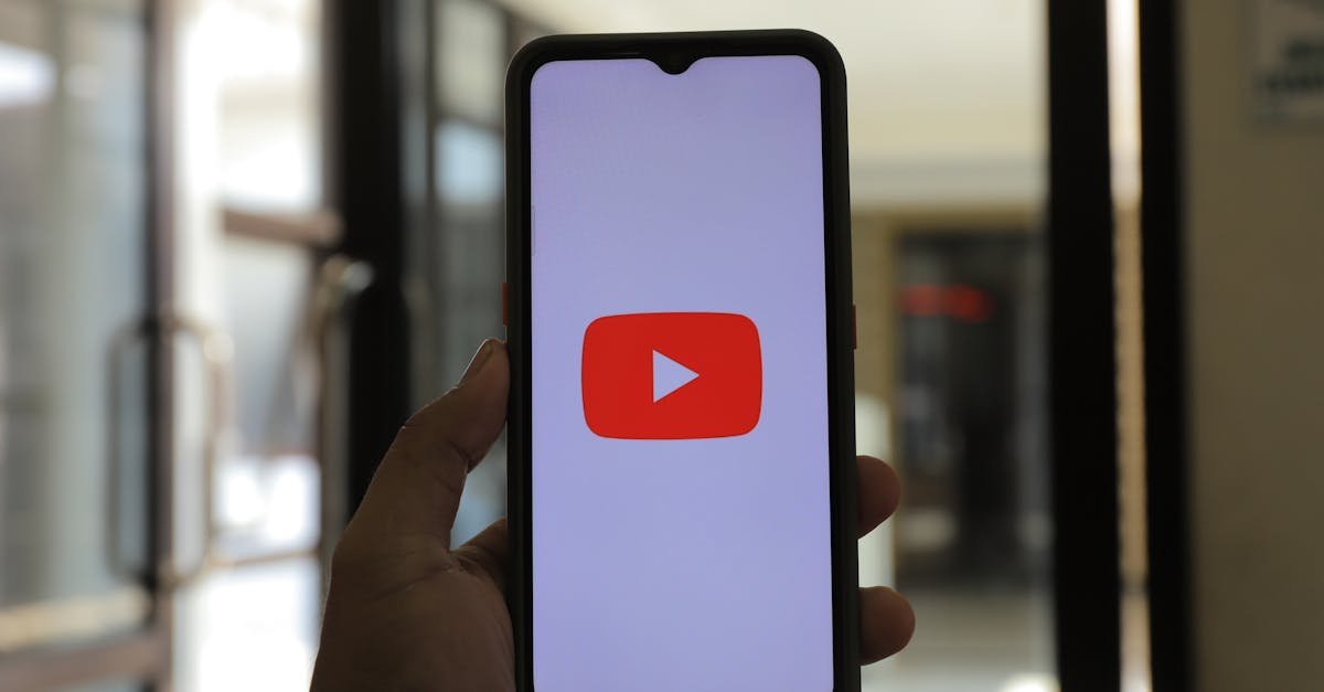 Pessoa utilizando ferramentas digitais para analisar engajamento em redes sociais