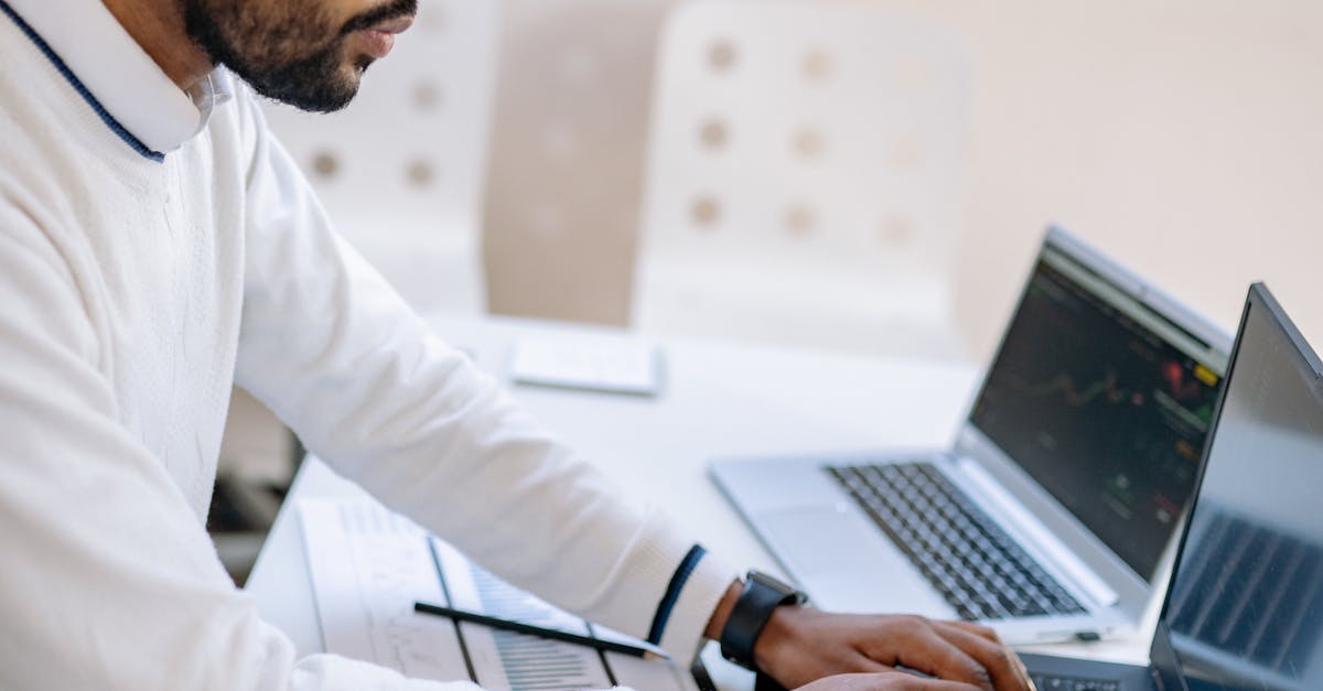 Pessoas analisando gráficos e dados para estratégias de crescimento