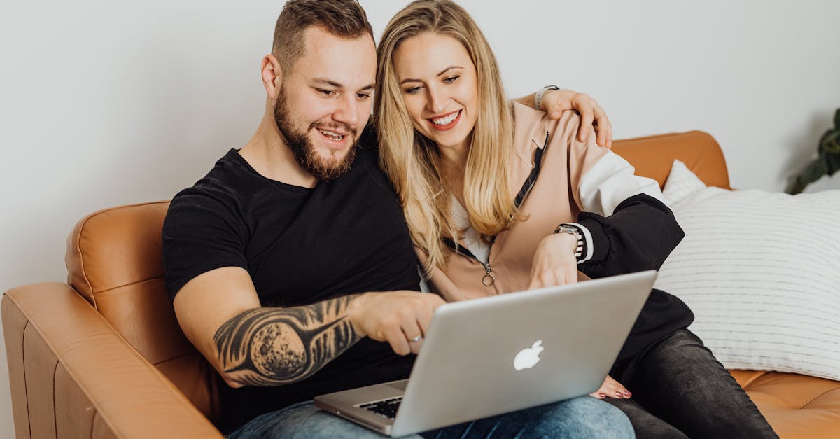 Pessoas assistindo a transmissão ao vivo em diferentes dispositivos