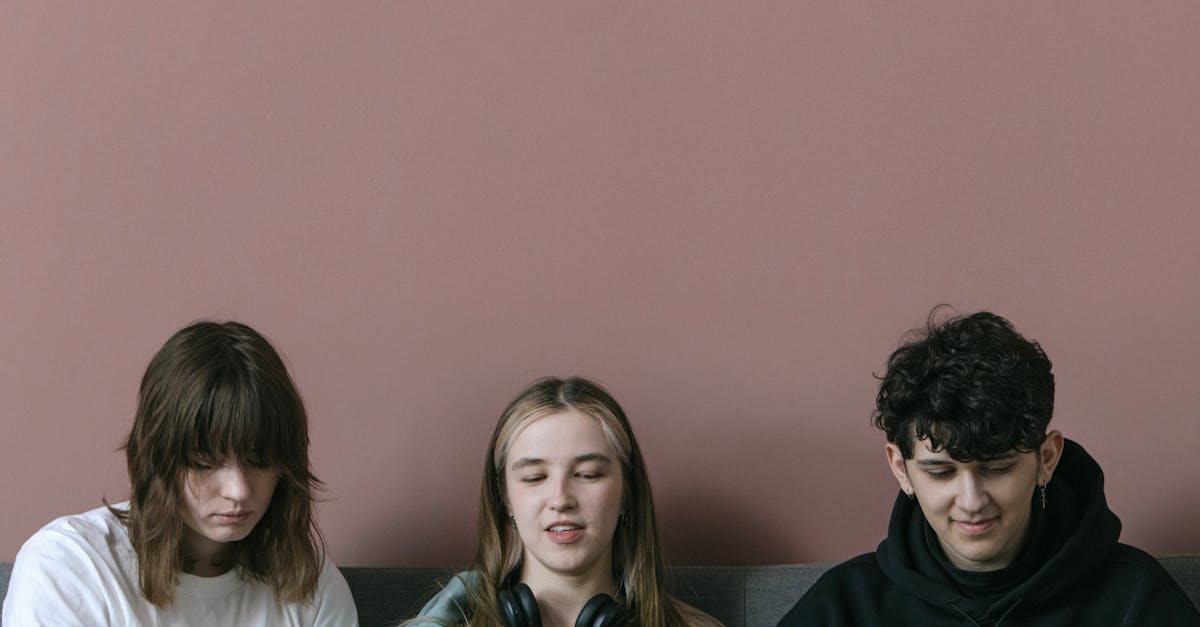 Pessoas participando de conversa em grupo por aplicativo de mensagens