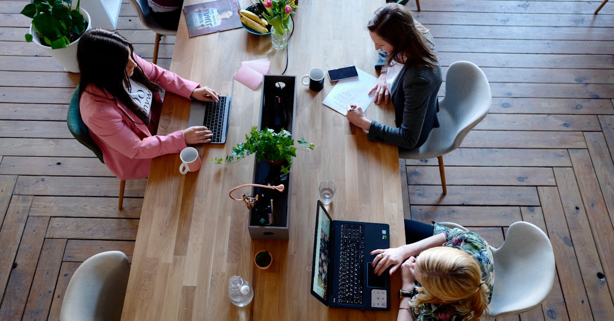 Reunião de negócios discutindo estratégias de conversão com smartphone