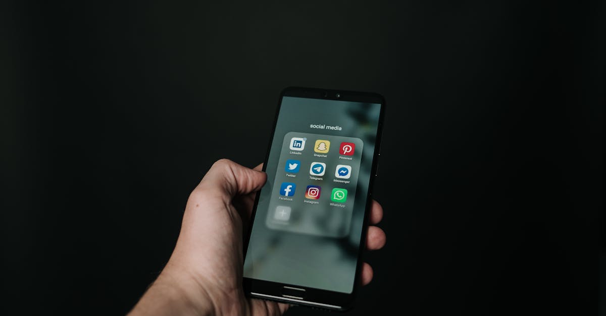 Tela de computador mostrando ferramentas de inteligência artificial para redes sociais