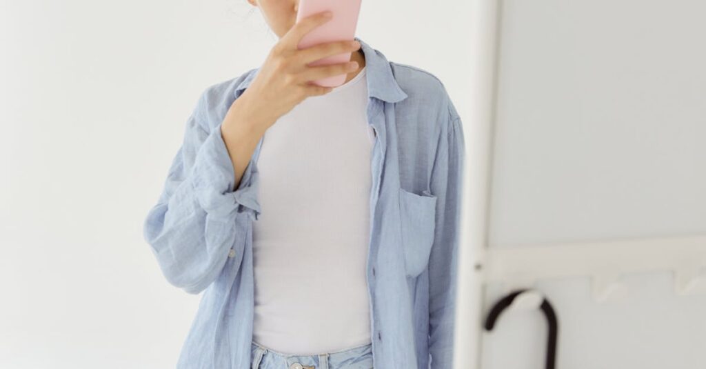 Influenciador digital usando celular com ícones de redes sociais ao redor