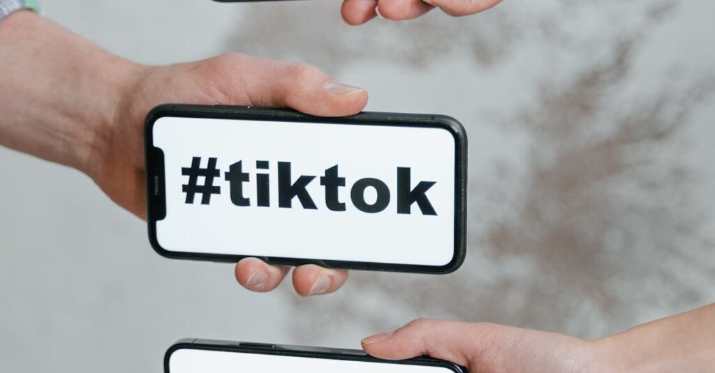 Jovem interagindo com comunidade online do TikTok pelo celular