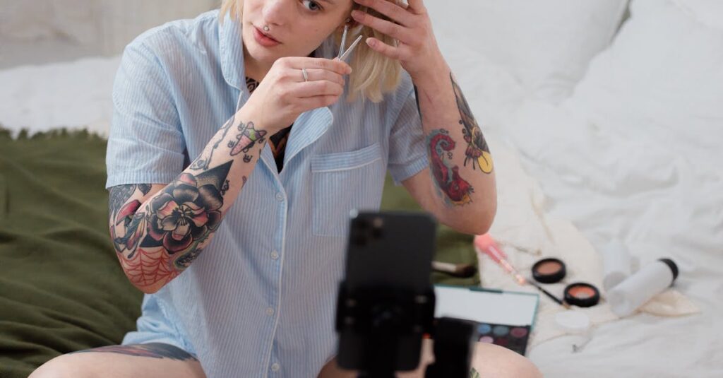 Jovem produzindo conteúdo lo-fi para TikTok em ambiente descontraído