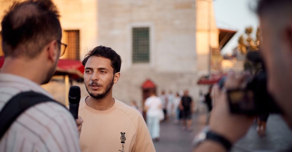 Microinfluenciador local interagindo com seguidores nas redes sociais