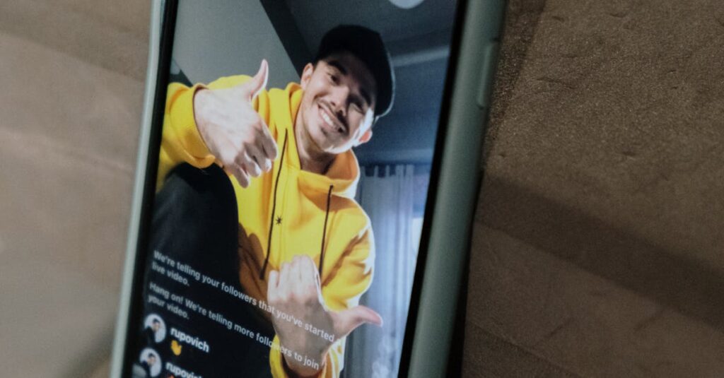 Microinfluenciador usando celular para criar conteúdo no Instagram local