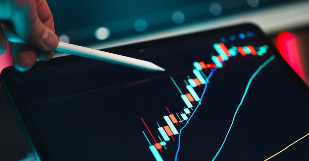 Pessoa analisando gráficos de crescimento no TikTok em um laptop