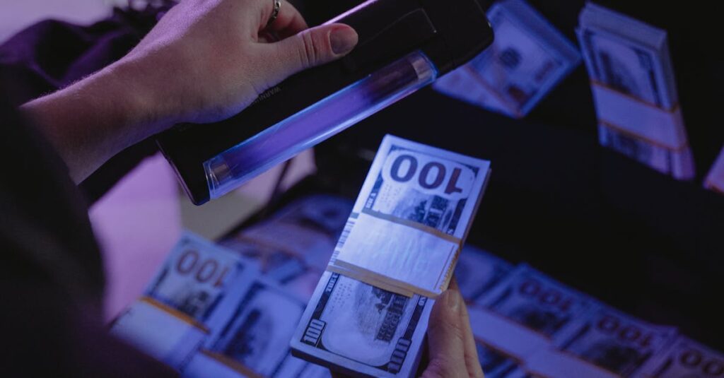 Pessoa analisando seguidores falsos em aplicativo de rede social