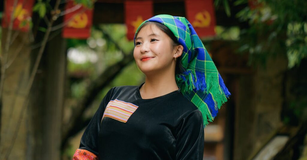 Pessoa criando conteúdo autêntico para redes sociais no celular