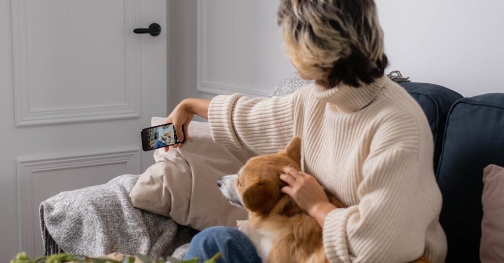 Pessoa criando conteúdo para Instagram Reels usando smartphone