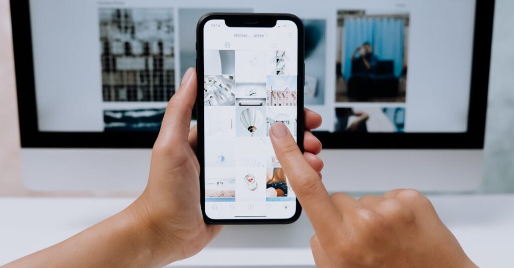 Pessoa interagindo com post no Instagram em um smartphone moderno