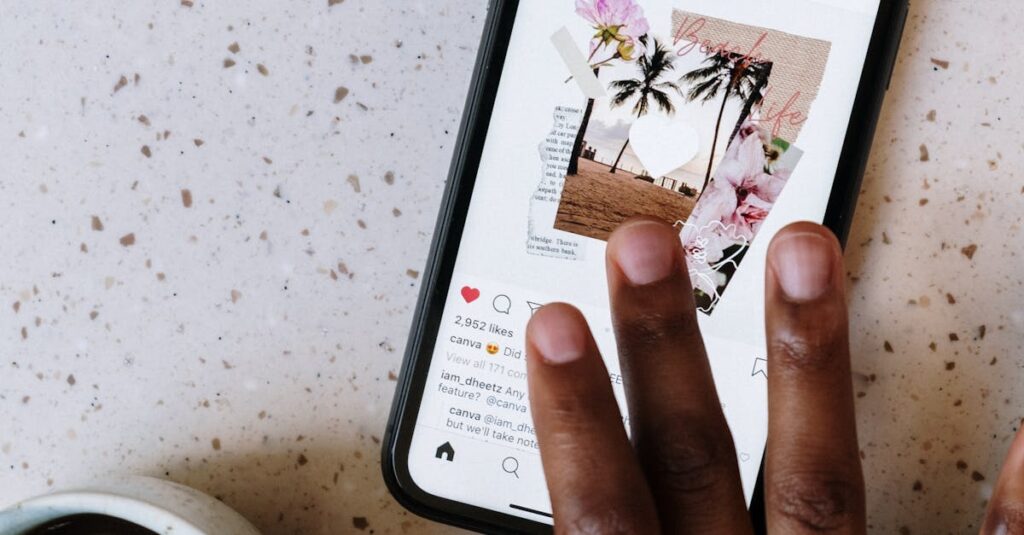 Pessoa interagindo com post no Instagram exibindo prova social