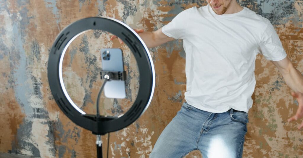 Pessoa interagindo com postagens no Instagram usando smartphone