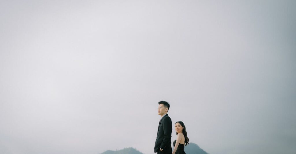 Pessoa interagindo com stories do Instagram em seu smartphone