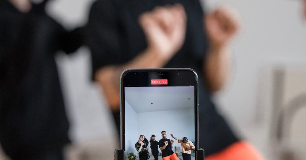 Pessoa jovem assistindo e interagindo com tendências virais no TikTok