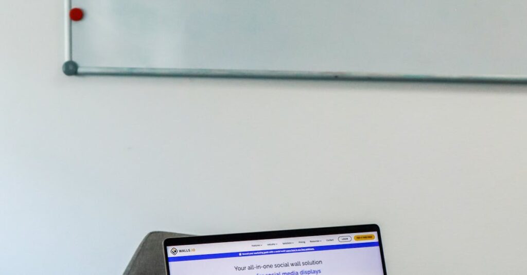 Pessoa planejando conteúdo para Instagram com calendário e notas