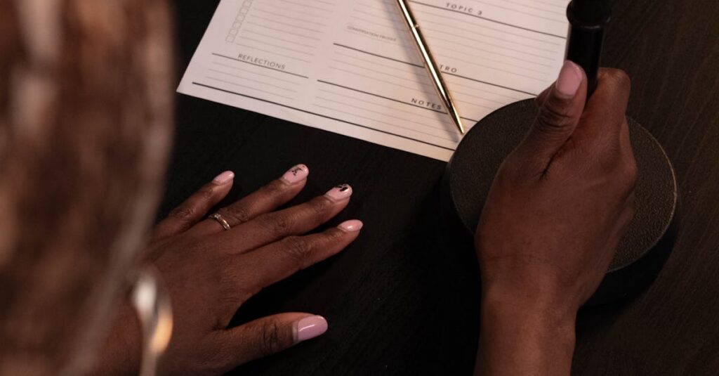 Pessoa planejando conteúdo para redes sociais em um ambiente criativo