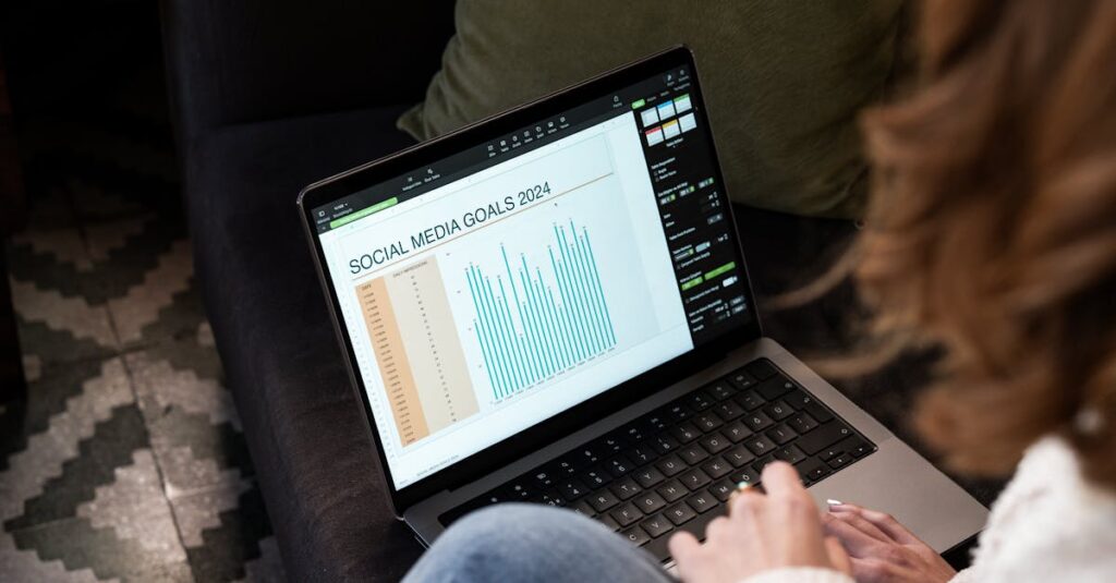 Pessoa planejando estratégia de conteúdo para redes sociais em um laptop