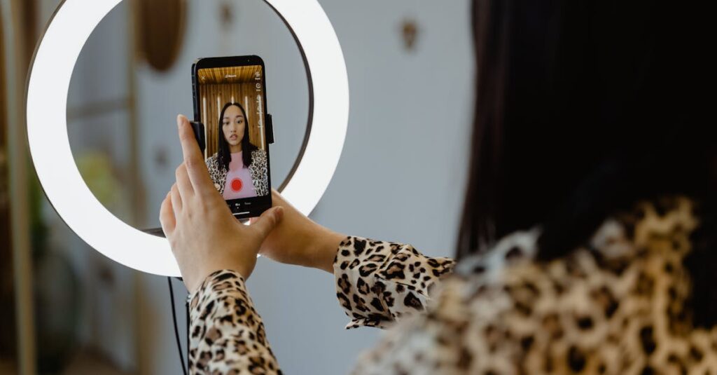 Pessoa preocupada analisando erros no engajamento do TikTok no celular