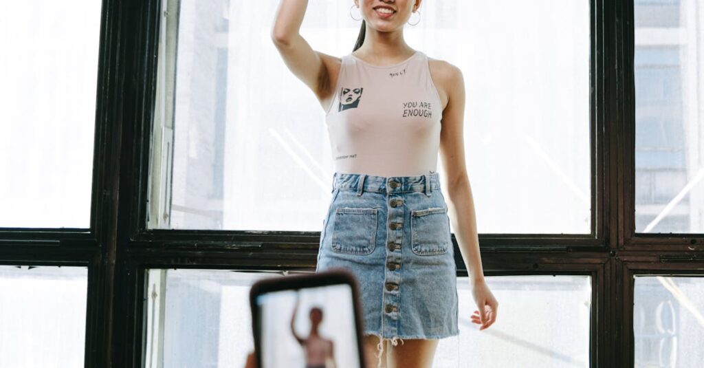 Pessoa preocupada olhando para celular sobre perda de seguidores no TikTok