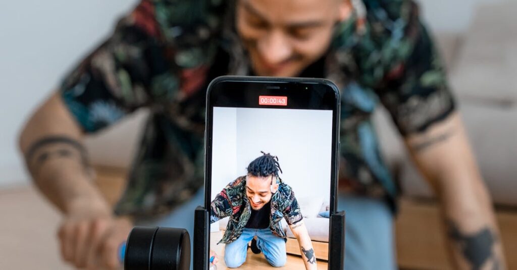 Pessoa preocupada olhando para gráfico de queda de engajamento no TikTok