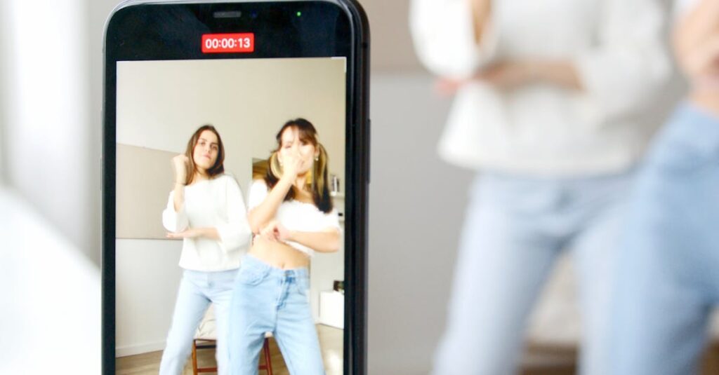 Pessoa segurando celular com hashtags populares nas redes sociais na tela
