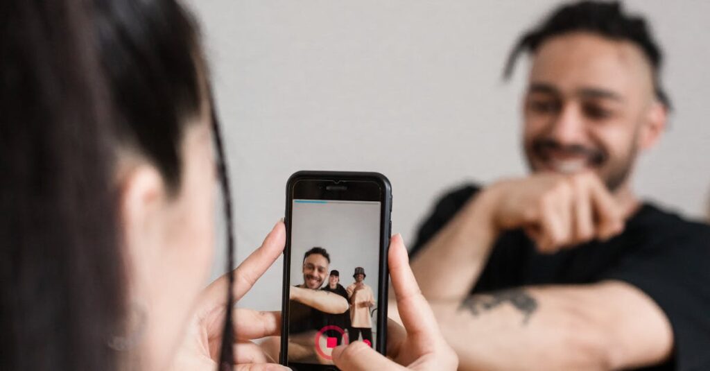 Pessoa segurando celular e preparanda postagem no TikTok