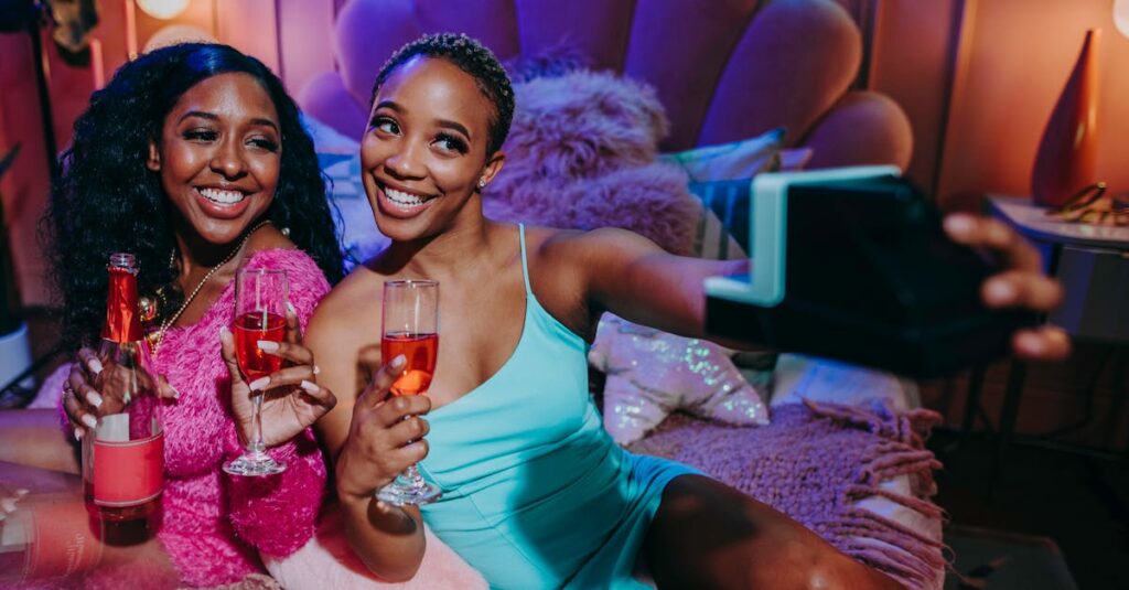 Pessoa segurando celular mostrando notificações do Instagram em destaque