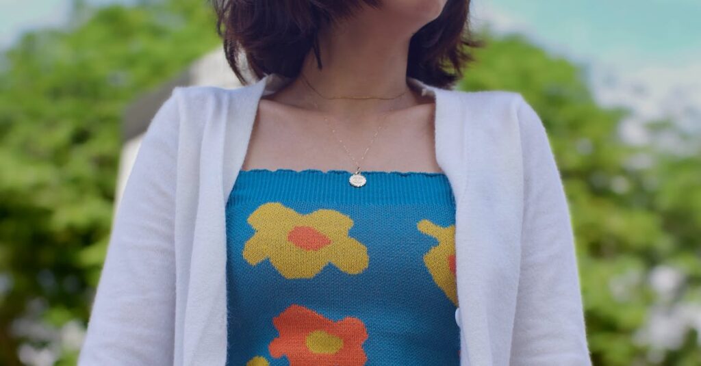 Pessoa usando celular com aplicativo do Instagram para negócios locais