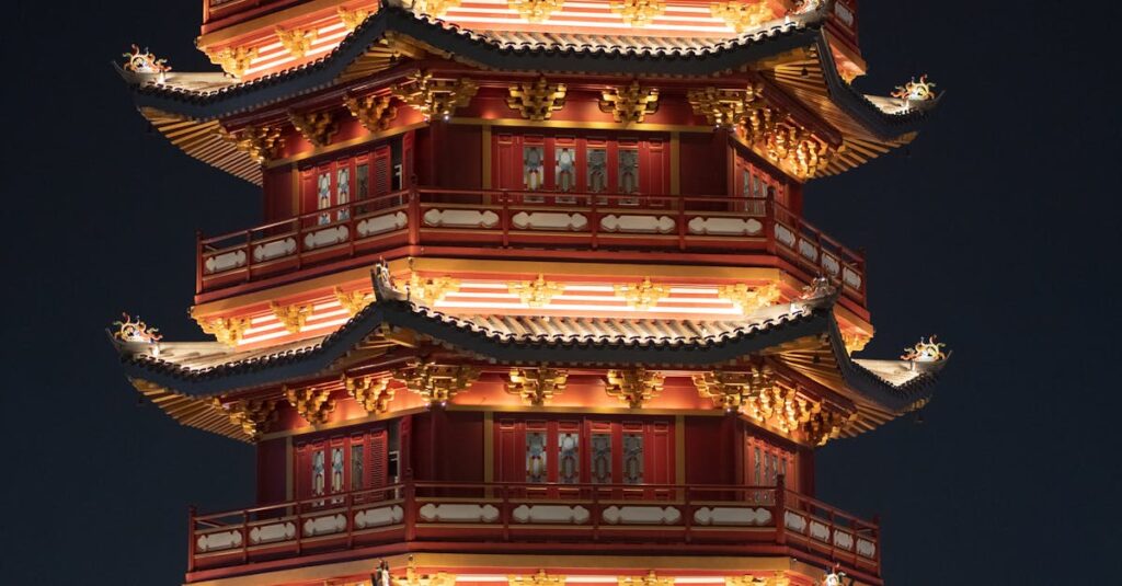 Pessoa usando celular com ícones de automação e redes sociais ao redor