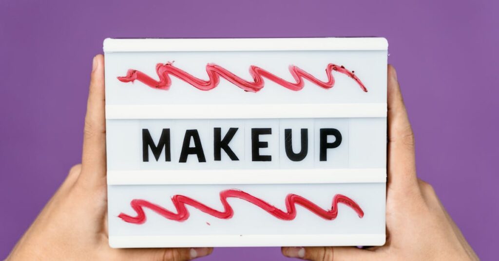 Pessoa usando smartphone para gerenciar perfil local no Instagram