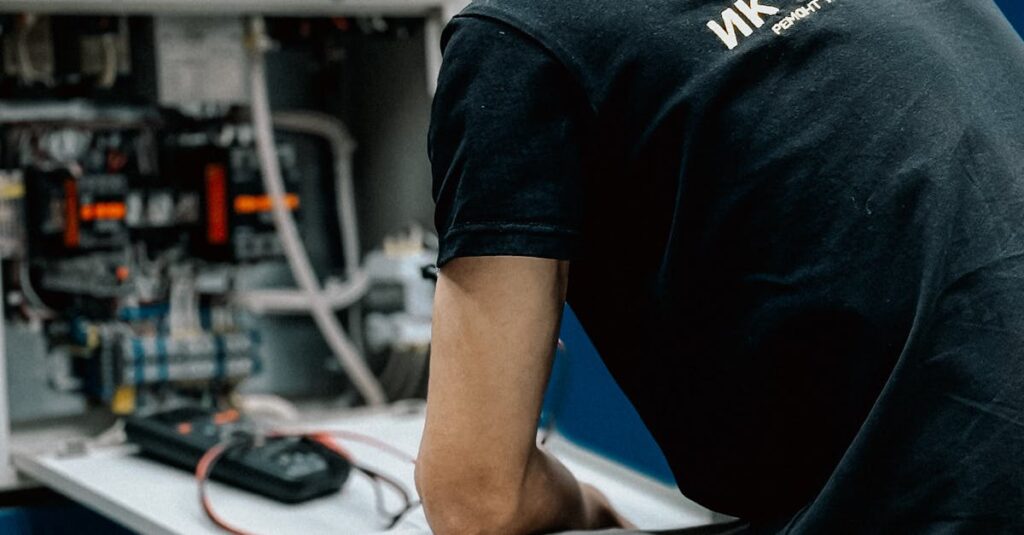 Pessoa utilizando celular para gerenciar redes sociais de forma ética e autêntica