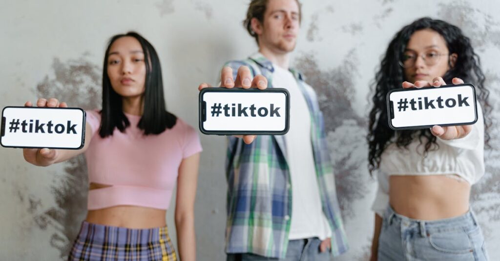 Pessoas interagindo e engajadas em comunidade online no TikTok