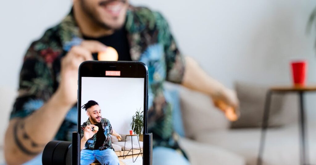 Tela de celular mostrando engajamento no TikTok em 2025