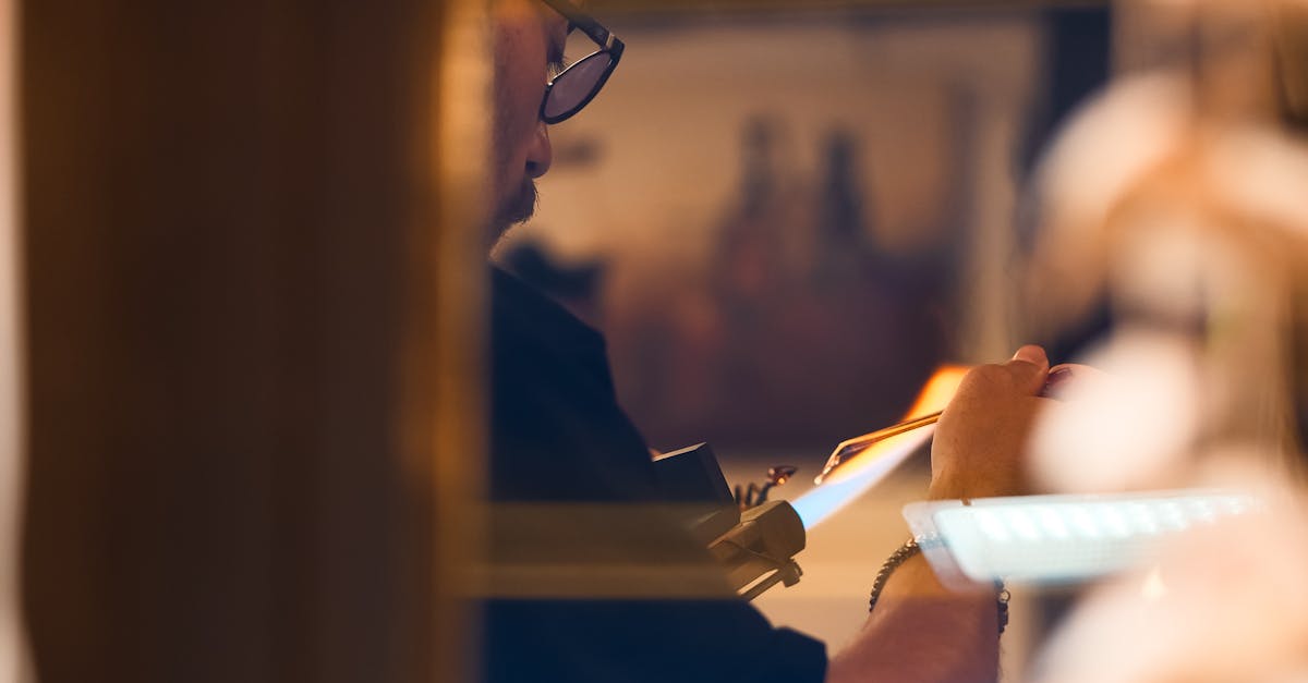 Criador de conteúdo produzindo vídeo para aumentar engajamento autêntico