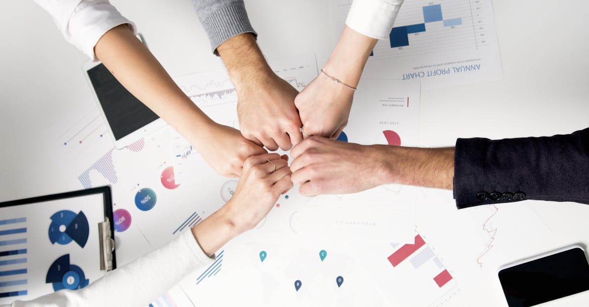 Equipe discutindo dados e estratégias para melhorar engajamento no TikTok