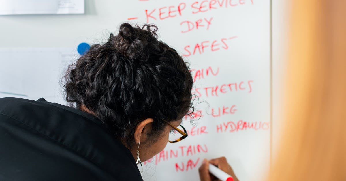 Equipe discutindo estratégias e planejando colaborações em sessão de brainstorming