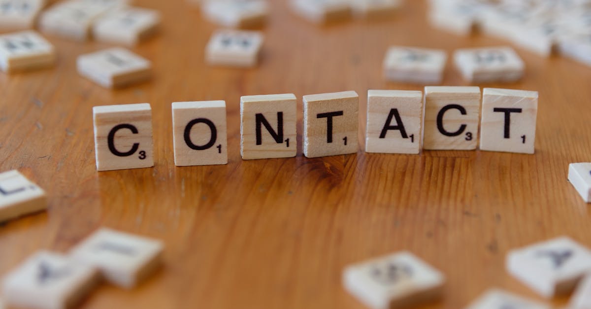 Equipe discutindo estratégias criativas para mídias sociais