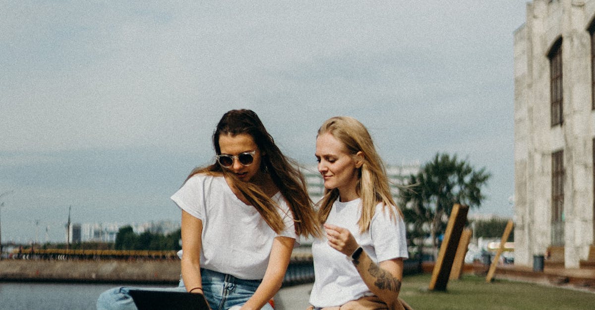 Influenciador concentrado trabalhando em laptop com gráficos ao fundo