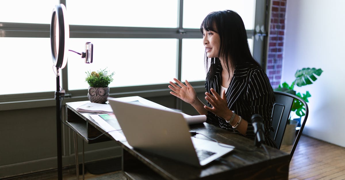 Microinfluenciador trabalhando no laptop com anotações de estratégias