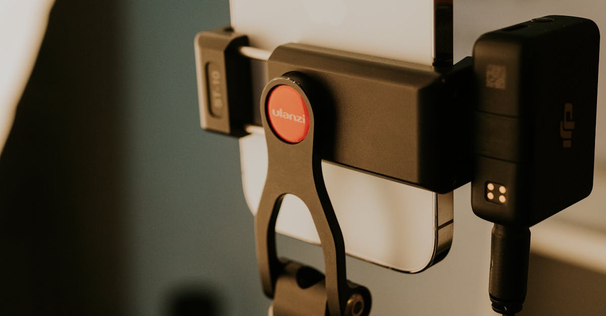 Myos segurando smartphone com ferramentas digitais para redes sociais