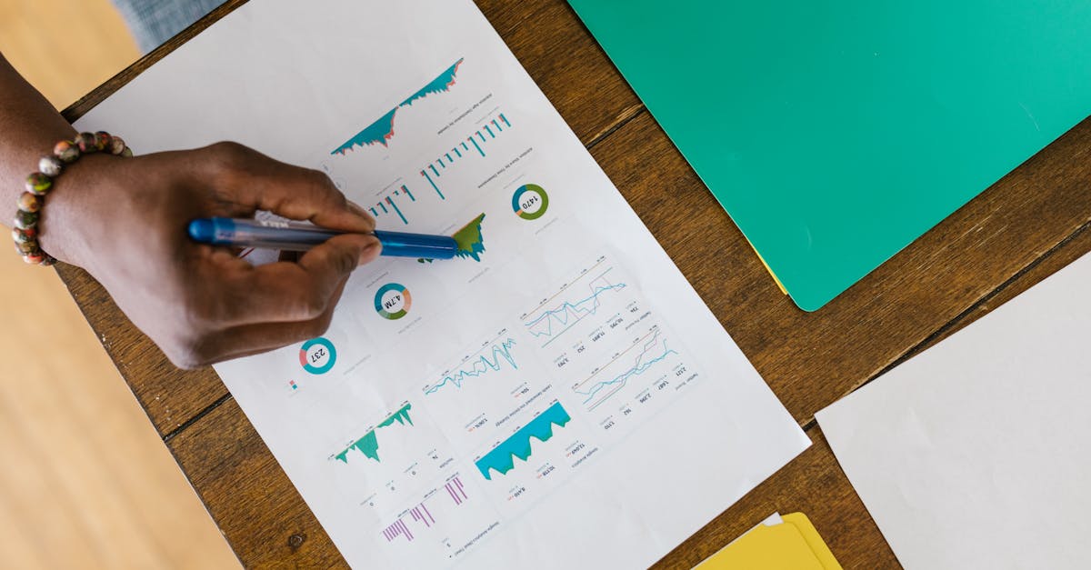 Pessoa analisando dicas práticas para crescimento de negócios em papel e celular