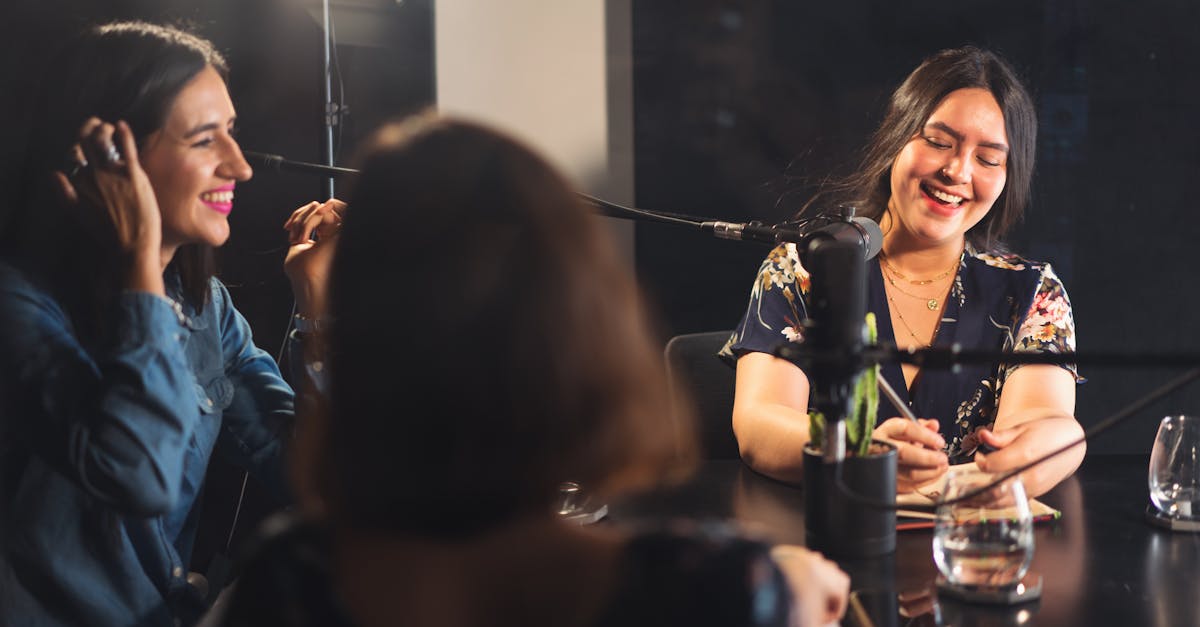 Pessoa anotando dicas práticas para engajamento em redes sociais