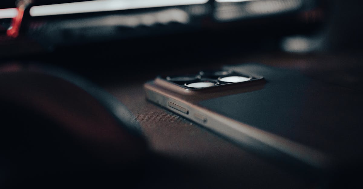 Pessoa apresentando estudo de caso com gráficos em tela de computador