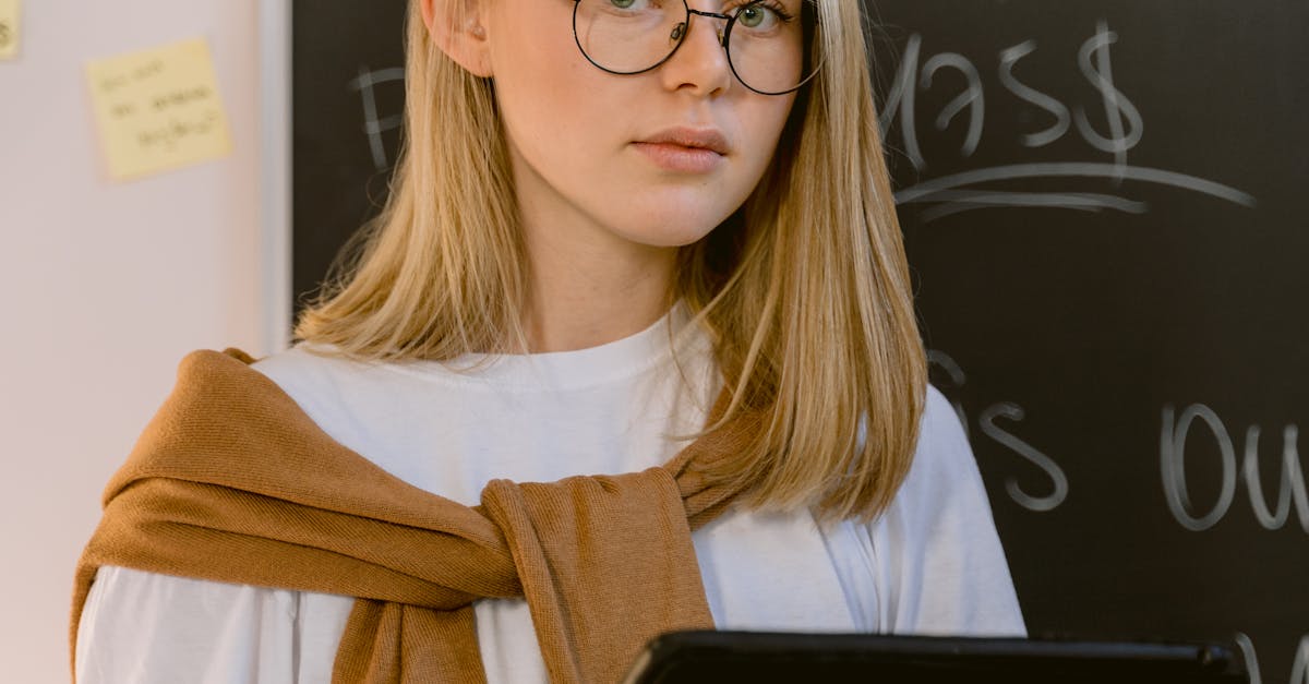 Pessoa apresentando estudo de caso sobre táticas psicológicas para engajamento no TikTok