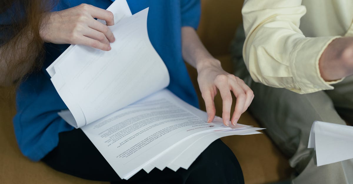 Pessoa planejando estratégias de conteúdo em um caderno com anotações