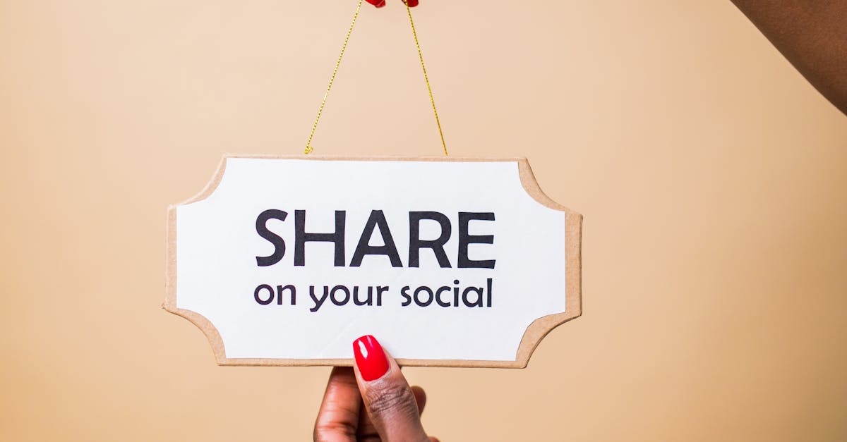 Pessoa trabalhando com ferramentas digitais para estratégias de engajamento social