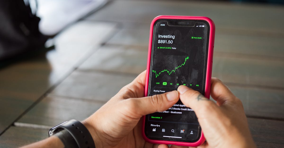 Pessoa utilizando ferramentas de análise para monitorar comportamento digital