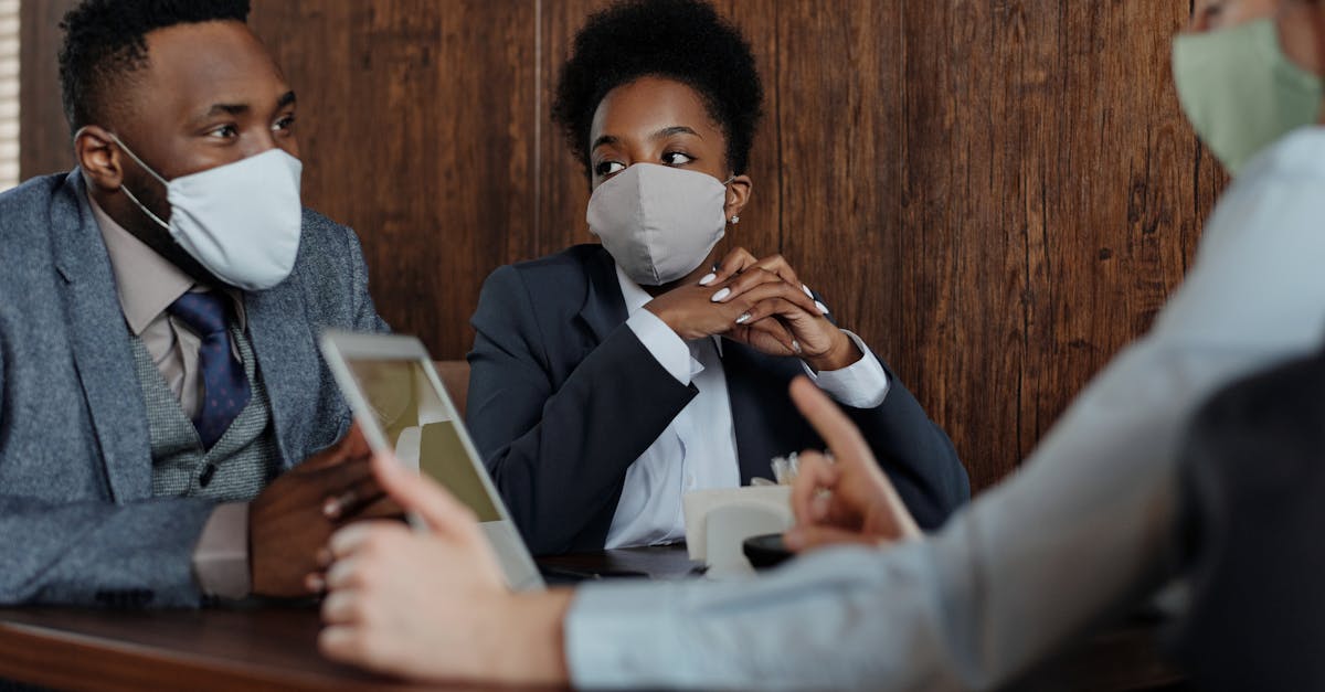 Pessoas discutindo estratégias práticas para comunidades no Instagram